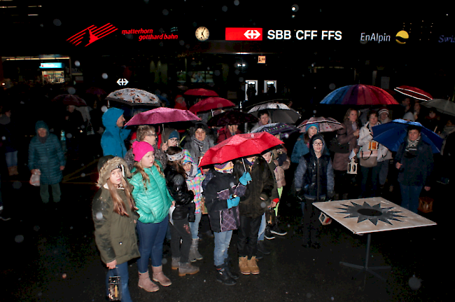 Die Jugend erwartet in Visp das Friedenslicht von Bethlehem.