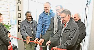 Goldiger Schnitt. Staatsrat Christophe Darbellay (links) mit den Gemeindepr&auml;sidenten Egon Furrer und J&uuml;rgen Brigger (rechts).