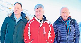 Mehr Sicherheit. Von links: Christian Imsand, Gemeindepr&auml;sident Goms, Andreas Schmid aus Zumdorf und der Gommer Pr&auml;fekt Herbert Volken fordern eine Verbesserung des Lawinenschutzes zwischen Andermatt und Realp.