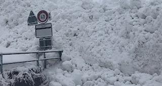 Am Montag und Dienstag haben vier Lawinen die Strasse Zermatt&ndash;T&auml;sch versch&uuml;ttet.