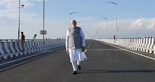 4,9 Kilometer. Indiens Ministerpr&auml;sident Narendra Modi bei der Er&ouml;ffnung der l&auml;ngsten Strassen- und Eisenbahnbr&uuml;cke des Landes.