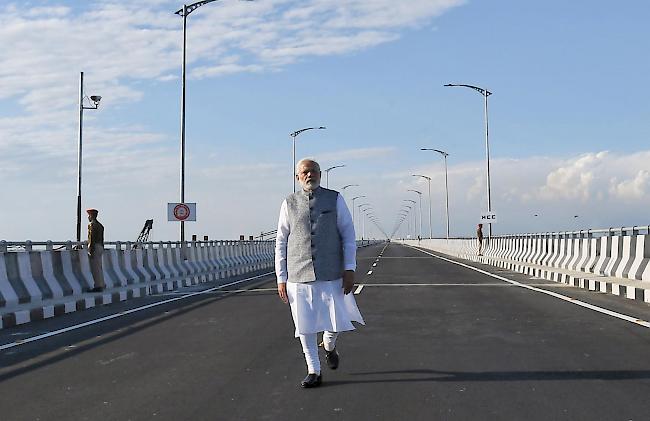 4,9 Kilometer. Indiens Ministerpräsident Narendra Modi bei der Eröffnung der längsten Strassen- und Eisenbahnbrücke des Landes.