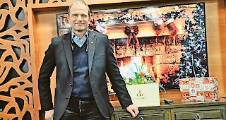 Bescherung. Olivier Foro im festlich geschm&uuml;ckten Bereich des Restaurants. Die Gastronomie in Brigerbad hat stark zugelegt.