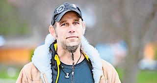 Opfer eines B&ouml;llerwurfs. Seit 1. Januar 2018 ist der in Naters wohnhafte Marc Marino auf dem rechten Auge so gut wie blind.