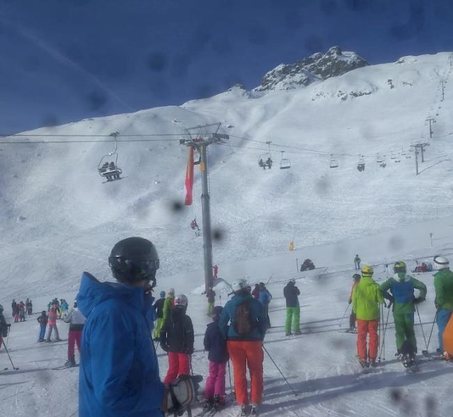 Zwei Gleitschirmpiloten auf der Lauchernalp in misslicher Lage