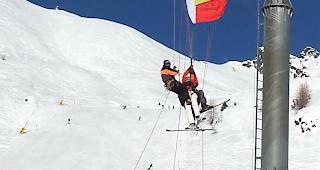 Die Gleitschirmpiloten haben sich im Seil der Stafel-Sesselbahn verheddert.