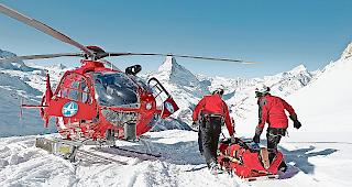 Abtransport. Auf einer Piste im Zermatter Skigebiet