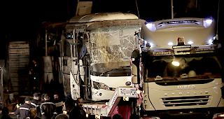 Anschlag. Am Freitagabend waren bei einer Bombenexplosion nahe der Pyramiden von Gizeh im S&uuml;den der Hauptstadt Kairo drei vietnamesische Touristen und ihr &auml;gyptischer Reisef&uuml;hrer get&ouml;tet worden.