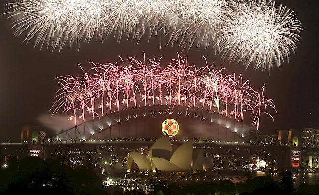 In Sydney wird das neue Jahr jeweils mit ein spektakulären Feuerwerk vor der Kulisse des Opernhauses und der Harbour Bridge willkommen geheissen.