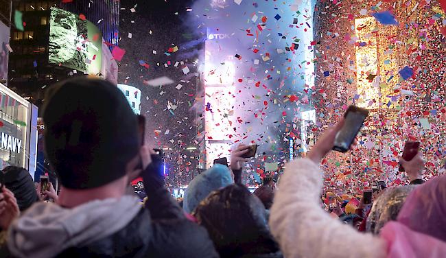 Mit grossem Jubel, Konfettiregen und ausgelassenem Gesang haben rund eine Million Menschen das neue Jahr auf dem New Yorker Times Square begrüsst. 