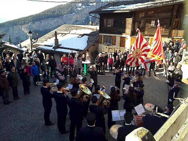 Der stimmungsvolle Neujahrsempfang in Albinen wurde von der Musikgesellschaft «Alpenrose» unter der Leitung des neuen Dirigenten Fabio Christen musikalisch umrahmt. 

