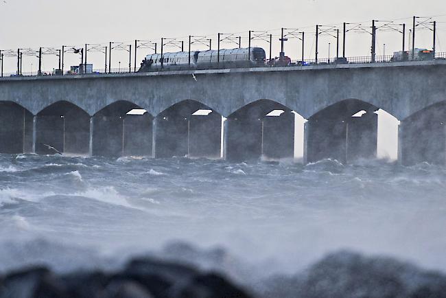 Bei einem Zugunglück auf einer Brücke in Dänemark haben am Mittwochmorgen sechs Menschen ihr Leben verloren. 