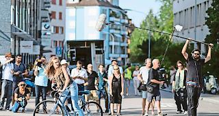 Auf der Strasse, am Hof. No&eacute;mie Schmidt am Set von &laquo;Wolkenbruch&raquo; und als Henrietta von England in der Serie &laquo;Versaille&raquo;.Fotos Keystone/Thibault Grabherr pour CANAL+
