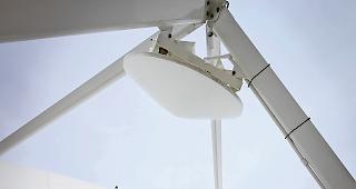 Viel Technik. Die Antennen d&uuml;rfen nicht vereisen. Ein Techniker flickt einen kaputten Schlauch.