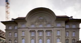 Sichere Anlagen zahlten sich aus. Dank dem hohen Anteil in relativ sichere Anlagen wie Anleihen bzw. Staatsanleihen und den Goldreserven hielt sich der Schaden f&uuml;r die SNB in Grenzen.