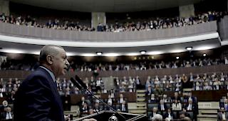 Wegen &laquo;Terrorverdacht&raquo;. Seit Montagvormittag l&auml;sst die Staatsanwaltschaft Ankara der staatlichen Nachrichtenagentur Anadolu zufolge nach 100 weiteren Menschen suchen.