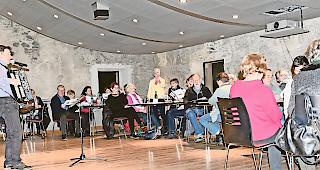 Ansteckend. Der Musiker Beat Steiner verstand es bestens, die singfreudigen Leukerinnen und Leuker aus der Reserve zu locken.Foto wb