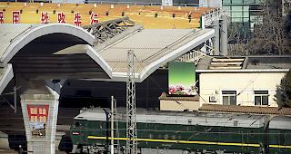 Staatsbesuch. Der seit dem vergangenen Jahr bereits vierte Besuch Kims in Peking zeigt, wie sehr sich Nordkorea und China wieder angen&auml;hert haben.