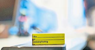 Unterlegen. Ein Ehepaar muss Entsch&auml;digungszahlungen nach einem R&uuml;ckzug einer Beschwerde als Einkommen deklarieren.Foto Keystone