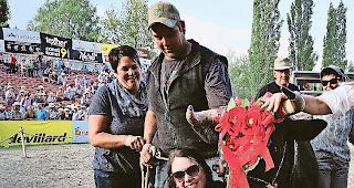 Triumph. Die Familie Williner feiert den Sieg von Veielett am &shy;Nationalen 2018 in Aproz.