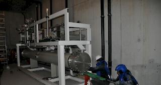 Die K&auml;ltemaschine besteht aus drei Teilen. Hier der sogenannte "W&auml;rmetauscher", der rund 5,5 Tonnen wiegt.