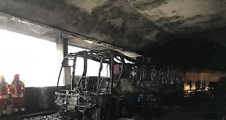 Unfall. Aus noch ungekl&auml;rten Gr&uuml;nden fing am Samstag ein Reisecar im Schallbergtunnel Feuer.