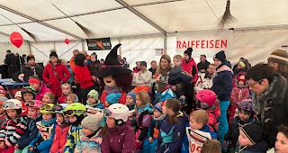 Spass im Zielgel&auml;nde. Der Familiennachmittag, der bis anhin am Tag der grossen Hexenabfahrt stattfand, wurde in diesem Jahr neu beim &laquo;Mini-Maxi Rennen&raquo; durchgef&uuml;hrt.