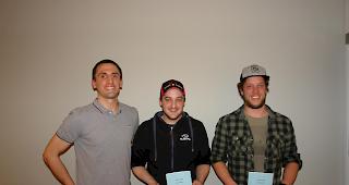 Neue Mitglieder. Vereinspr&auml;sident Christoph Furrer und die beiden Neumitglieder Raphael Inderschmitten aus Glis und Joel Michlig aus Gluringen. (v.l.)