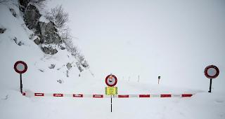 Unterbruch. Wegen einem Lawinennierdergang zwischen Realp und Hospental ist der Autoverlad am Furka derzeit eingestellt.