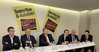 Kantonales Initiativkomitee gegen die Zersiedelungsinitiative. Von links: St&eacute;phane Coppey (Pr&auml;sident Monthey), Staatsrat Jacques Melly, Marcel Delasoie (Sekret&auml;r Walliser Gewerbeverband), Nationalrat Philippe Nantermod, Visper Gemeindepr&auml;sident Niklaus Furger und Grossrat Gr&eacute;gory Logean