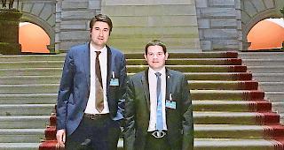 Im Bundeshaus. Aron Pfammatter (links) und Gr&eacute;gory Logean zogen gemeinsam nach Bern, um vor der St&auml;nderatskommission f&uuml;r die Walliser Standesinitiative zu k&auml;mpfen.