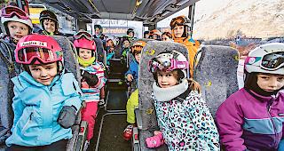 Vorfreude. Die Ausr&uuml;stung sitzt: Dem Briger Nachwuchs fehlen nur noch die Bretter f&uuml;r das Pistenvergn&uuml;gen.