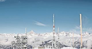 Reger Datenverkehr auf dem Gebidem. Die nicht &ouml;ffentlich zug&auml;ngliche Anlage auf 2290 Metern &uuml;ber Meer verwendet als Antennentr&auml;ger einen frei stehenden, 72 Meter hohen Stahlfachwerkturm. Neben diesem Turm befindet sich noch ein kleinerer als Portalkonstruktion ausgef&uuml;hrter Richtfunkturm.