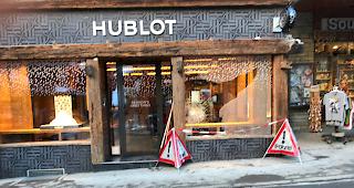 Erneut ist das Hublot-Uhrengesch&auml;ft in der Zermatter Bahnhofstrasse von Einbrechern heimgesucht worden. 