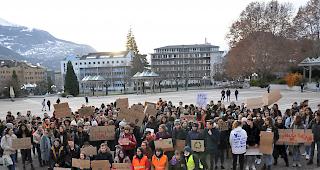 <b>Schweigeminute.</b> Vor dem Regierungsgeb&auml;ude auf der Place de la Planta in Sitten legten die Demonstranten eine Schweigeminute f&uuml;r das Klima ein.