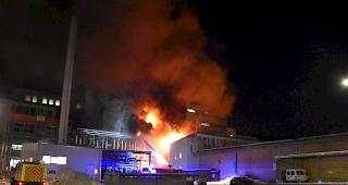 Am fr&uuml;hen Samstagmorgen ist bei der Ems-Chemie ein Brand ausgebrochen, der nach rund zwei Stunden gel&ouml;scht werden konnte. 