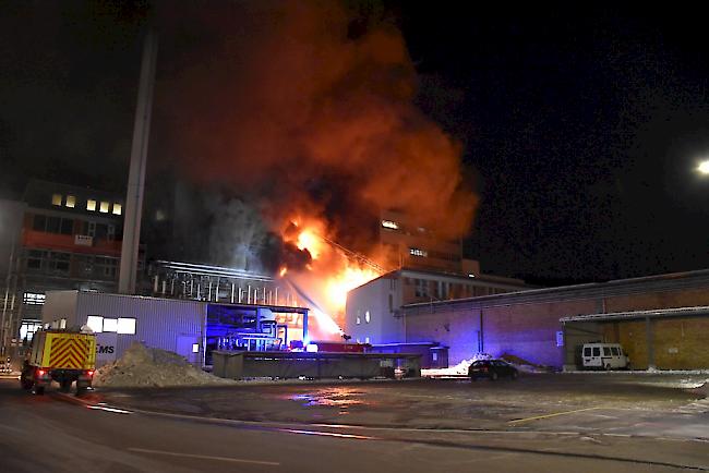 Am frühen Samstagmorgen ist bei der Ems-Chemie ein Brand ausgebrochen, der nach rund zwei Stunden gelöscht werden konnte. 
