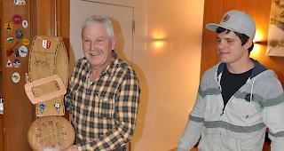 Als Anerkennung von "Veieletts" Sieg in Aproz &uuml;berreicht Ralf Sewer (rechts) Z&uuml;chter Toni Williner eine Uhr in Form einer Kuhglocke.