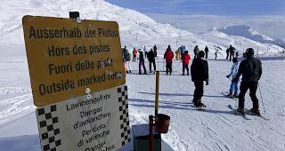 Die Beurteilung der Lawinengefahr setzt eine fundierte Ausbildung und grosse Erfahrung voraus. Bei Gefahrenstufe &laquo;erheblich&raquo; sollen Wintersportler auf der Piste bleiben. 
