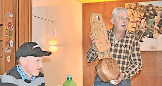 &laquo;Trichia&raquo;. Z&uuml;chter Toni Williner (rechts), hier mit dem Vorstandsmitglied Marc Andr&eacute; Truffer, freute sich &uuml;ber eine Uhr in Form einer Kuhglocke.