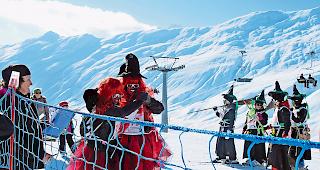Ausgelassen. Unter dem pr&uuml;fenden Blick der Jurorin Imelda Ruppen: Zwei Hexen bitten zum Tanz.