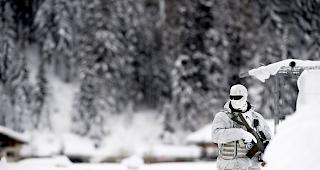 Wachsam. Um die&nbsp;Sicherheit&nbsp;am&nbsp;World Economic Forum&nbsp;zu gew&auml;hrleisten, sind in Graub&uuml;nden Polizeikr&auml;fte aus der ganzen Schweiz sowie Soldaten der Schweizer Armee im Einsatz.