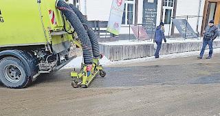 In Saas-Fee werden die Strassen mit einem neuen System gereinigt.