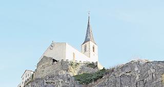 Eine Liftverbindung zwischen der Felsen- und der Burgkirche von Raron w&auml;re touristisch attraktiv.