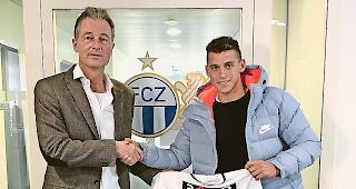 FC Z&uuml;rich-Sportchef Thomas Bickel (links) mit dem neuen St&uuml;rmer Nicolas  Andereggen. Foto FC Z&uuml;rich