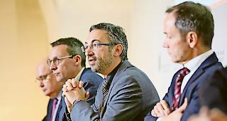 F&ouml;rdert Heiratspl&auml;ne. Fr&eacute;d&eacute;ric Favre (Zweiter von rechts) will den oft nicht professionalisierten Gemeindebeh&ouml;rden Starthilfe f&uuml;r eine Fusion &shy;geben. Unterst&uuml;tzt wird er von Niklaus Furger und St&eacute;phane Coppey (von links).Foto zvg