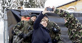 Bei den Gebirgsinfanteristen. Die neue Verteidigungsministerin Viola Amherd besuchte am Mittwoch in Davos eine Truppe der Schweizer Armee.