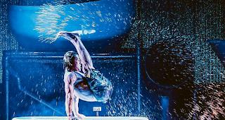 Der Moskauer Antoin Belyakovzeigt zeigt in Visp eine Badewannen-Handstandnummer.