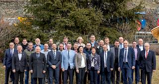 &laquo;Extra muros&raquo;. Die Regierung mit Kanzler zusammen mit den Gemeindepr&auml;sidenten, dem Pr&auml;fekt und der Vize-Pr&auml;fektin des Bezirks Visp.