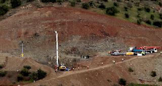 Schwierige Bergung. Der Zweij&auml;hrige war am 13. Januar in das illegal gegrabene Bohrloch gefallen.